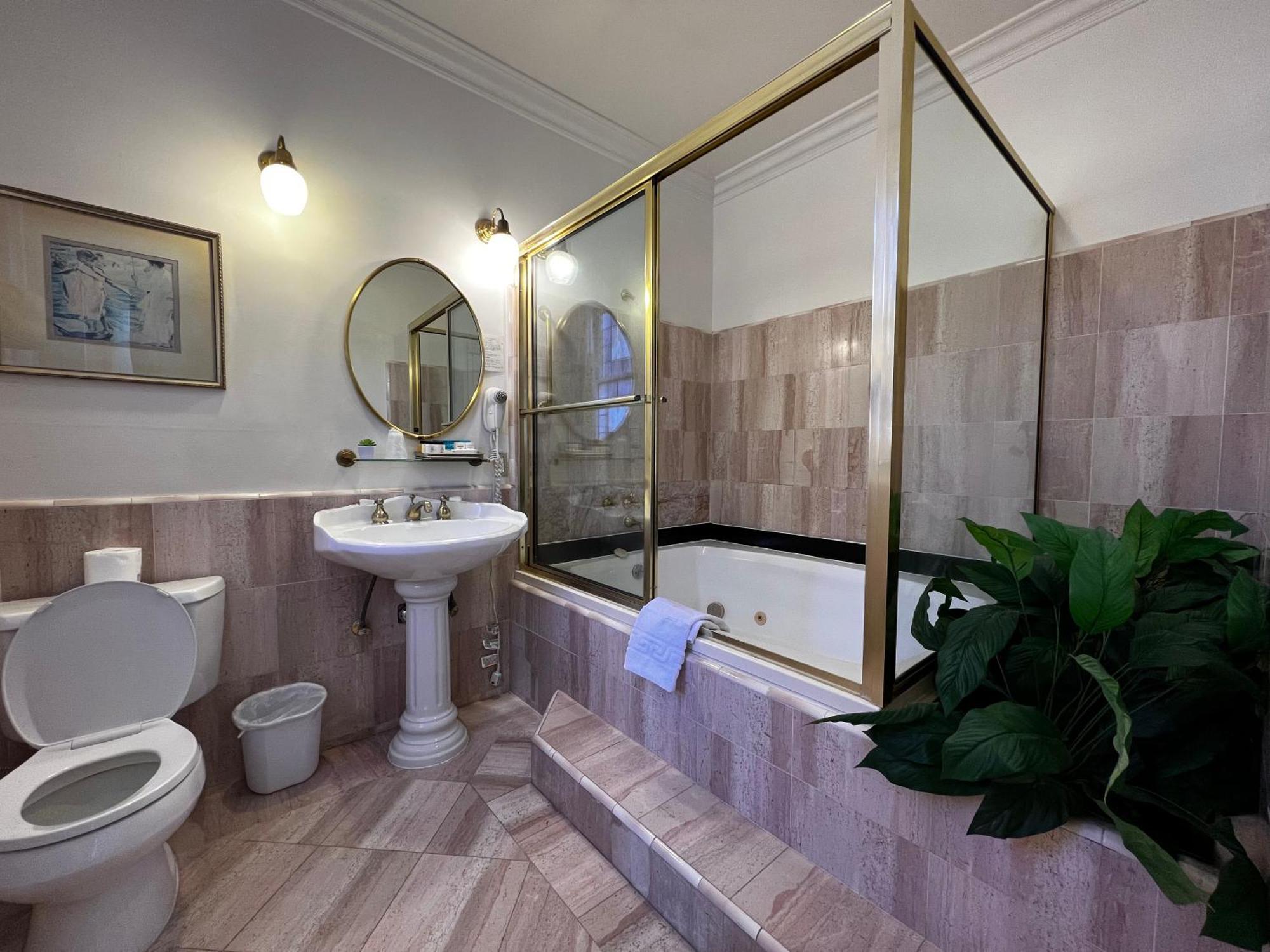 Deluxe Queen Room,1629996576:JPEG